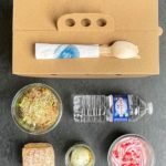 box repas constituée de bocaux faits maison avec une entrée, un plat et un dessert froids